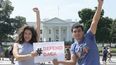 Dos jóvenes soñadores participan en una protesta que busca defender el proyecto DACA, a las puertas de la Casa Blanca, en Washington.