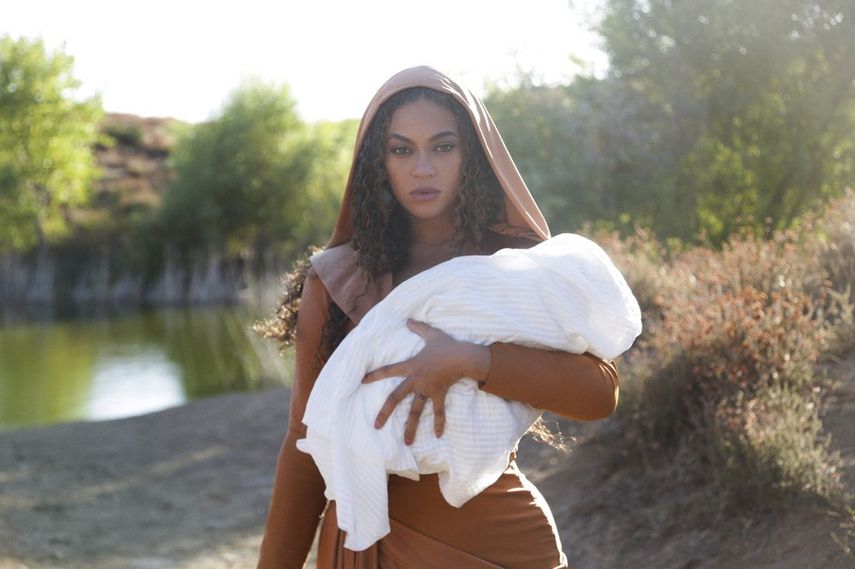 Esta imagen publicada por Disney Plus muestra a Beyoncé en una escena de su álbum visual Black is King, que se estrenó el viernes en Disney Plus. 