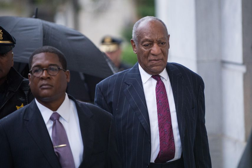 Cosby llegó hoy solo al juzgado con un traje de color oscuro.