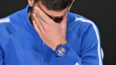 El serbio Novak Djokovic asiste a una conferencia de prensa después de perder contra el italiano Jannik Sinner