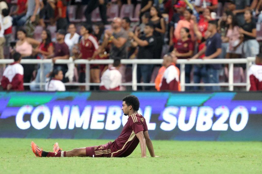 El venezolano Yiandro Raap reacciona luego de la derrota de su selección contra Paraguay en el Sudamericano Sub-20, el 29 de enero de 2025.