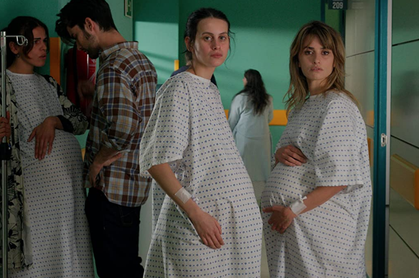 Penélope Cruz y Milena Smit, en una escena de Madres paralelas, de Pedro Almódovar es uno de los filmes que compiten en el Festival de Cine de Venecia. La película abrirá el Festival de cine Gems en Miami el 4 de noviembre.