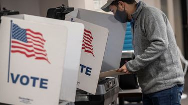 Una persona utiliza una máquina de votación en las elecciones primarias.