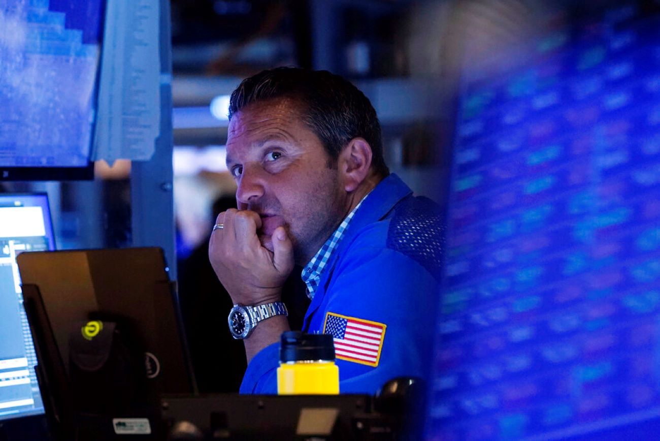 Un agente de la Bolsa de Nueva York este martes, durante la estrepitosa caída. Un agente de la Bolsa de Nueva York este martes, durante la estrepitosa caída.
