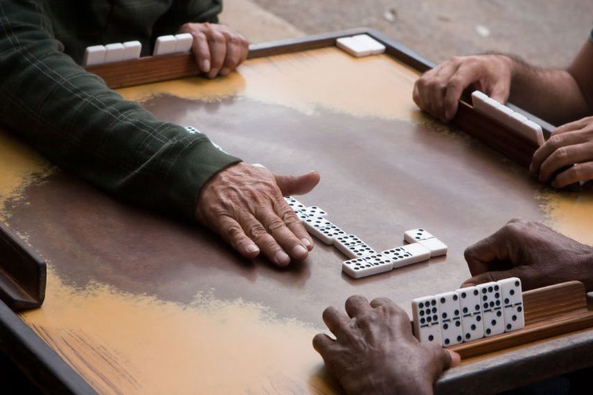 Un partido de dominó ayuda a aliviar las tensiones.