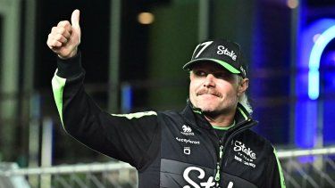 El piloto finlandés Valtteri Bottas, en ese entonces de Sauber, saluda antes del inicio del Gran Premio de Las Vegas, el 23 de noviembre de 2024.