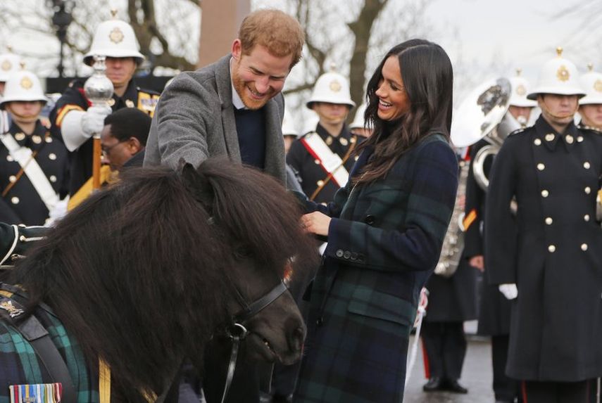 Harry de Inglaterra y su esposa Meghan Markle, conocen un pony Shetland al llegar al Castillo de Edimburgo el martes 13 de febrero del 2018, en Edimburgo, Escocia. 