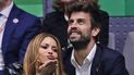 La cantante colombiana Shakira lanza un beso junto a su expareja, el jugador del Barcelona Gerard Piqué, durante la final de la Copa Davis en Madrid, el 24 de noviembre de 2019.