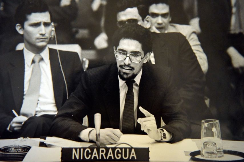 Foto difundida en Managua el 22 de junio de 2021 por Cristian Tinoco, hija del exvicecanciller nicaragüense y exintegrante del Frente Sandinista de Liberación Nacional (FSLN) Víctor Hugo Tinoco, de él en Nueva York en 1979.