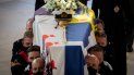 Infantes de marina de la realeza llevan el féretro hacia la capilla de San Jorge, en el Castillo de Windsor, donde se realizó el funeral del príncipe Felipe, duque de Edinburgh. Infantes de marina de la realeza llevan el féretro hacia la capilla de San Jorge, en el Castillo de Windsor, donde se realizó el funeral del príncipe Felipe, duque de Edinburgh.