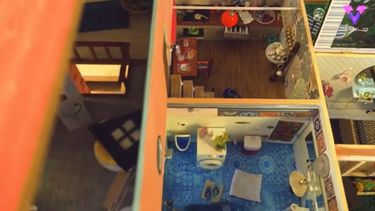 Mujer construye casa de muñecas totalmente funcional