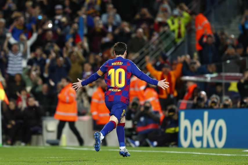 El astro argentino de Barcelona Lionel Messi celebra tras anotar un penal contra Real Sociedad en un partido de La Liga espa&ntilde;ola.