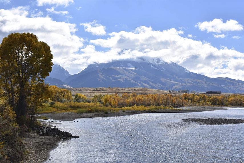 En esta foto del 8 de octubre del 2018, el pico Emigrant se alza sobre el Paradise Vallet y el r&iacute;o Yellowstone, cerca de Emigrant, Montana.&nbsp;