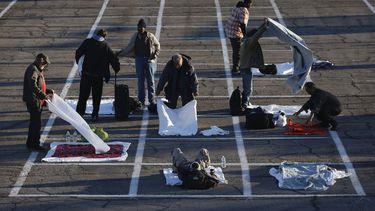 Pintan rect&aacute;ngulos en una playa de estacionamiento donde deben dormir los indigentes en Las Vegas, 30 de marzo de 2020. La medida ha provocado indignaci&oacute;n en las redes sociales en vista de que los hoteles est&aacute;n casi desiertos.&nbsp;