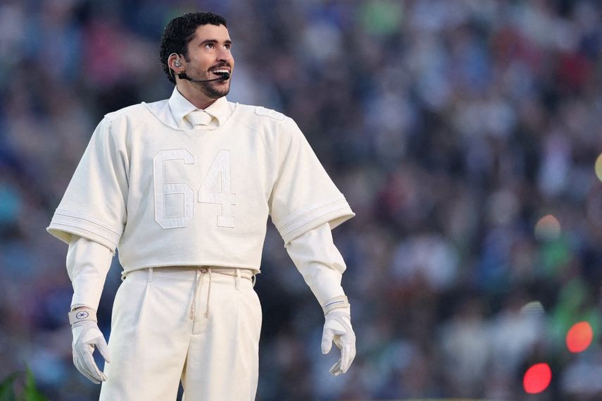 Bad Bunny se presenta en el escenario durante el espectáculo de medio tiempo del Super Bowl LX de Apple Music en el Levis Stadium el 8 de febrero de 2026 en Santa Clara, California.
