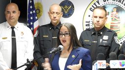 La alcaldesa de Hialeah Jacqueline García-Roves inaugura oficialmente el centro de operaciones.&nbsp;