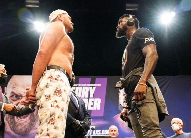 Cara a cara, frente a frente, Tyson Fury (izq.) y Deontay Wilder, en la conferencia de prensa el 15 de junio en Las Vegas