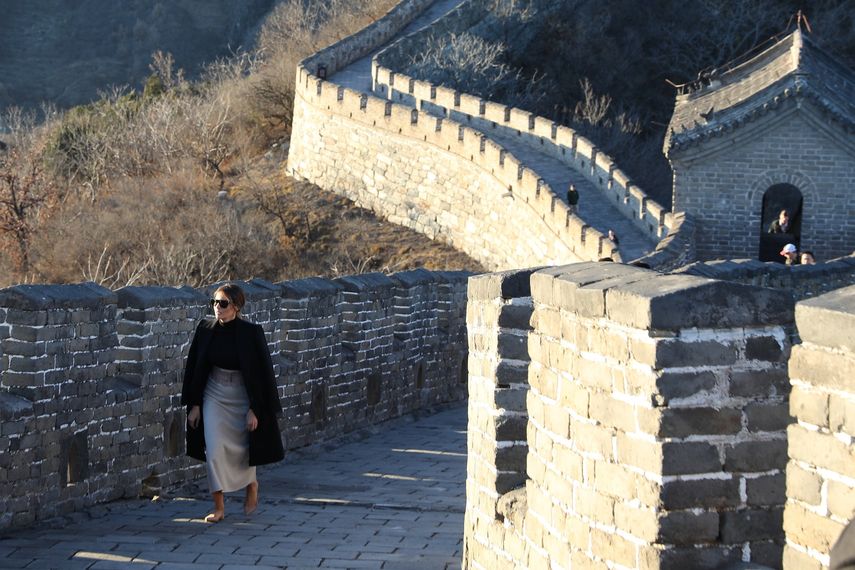 La primera dama de EEUU,&nbsp;Melania&nbsp;Trump, visita la Gran Muralla en Pekín (China) , en el ámbito de la visita del mandatario estadounidense y su esposa al país.&nbsp;&nbsp;