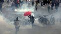 Un manifestante lanza un proyectil de gas lacrimógeno humeante durante un día nacional de protesta contra la vacunación obligatoria Covid-19 para ciertos trabajadores y el uso obligatorio del pase de salud solicitado por el gobierno francés en París el 31 de julio de 2021. Un manifestante lanza un proyectil de gas lacrimógeno humeante durante un día nacional de protesta contra la vacunación obligatoria Covid-19 para ciertos trabajadores y el uso obligatorio del pase de salud solicitado por el gobierno francés en París el 31 de julio de 2021.
