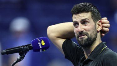 El serbio Novak Djokovic habla durante una entrevista después de ganar un partido de cuartos de final en contra del estadounidense Taylor Fritz en el US Open, el 2 de septiembre de 2025.