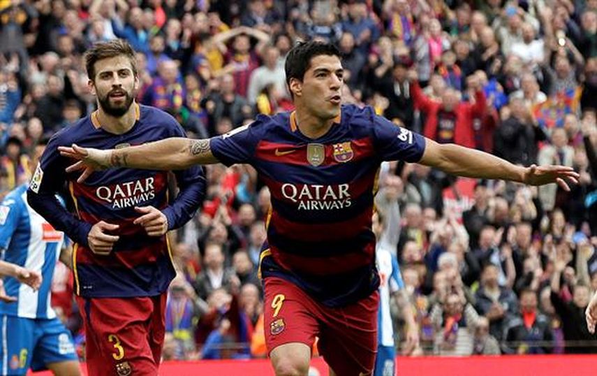 El delantero uruguayo del Barcelona Luis Suárez celebra el segundo de sus goles ante el Espanyol. (EFE)