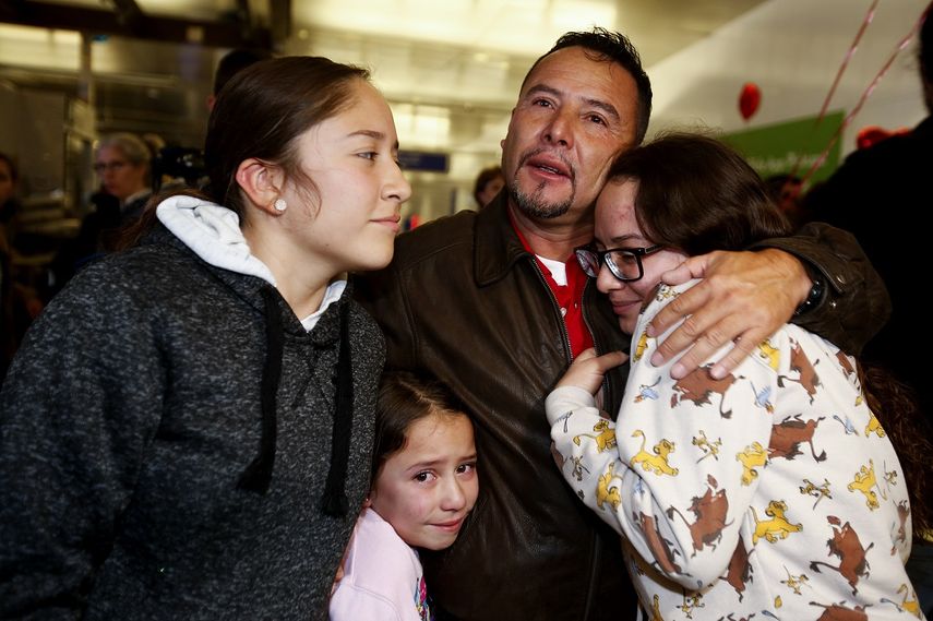 Fernando Arredondo se abraza con sus hijas Andrea (izq), Keyli (der) y Alison (la m&aacute;s peque&ntilde;a), tras reencontarse con ellas en el aeropuerto de Los &Aacute;ngeles el 22 de enero del 2020. Arredondo, quien es guatemalteco, hab&iacute;a sido deportado, pero un juez dispuso que se le permita volver y solicitar asilo.