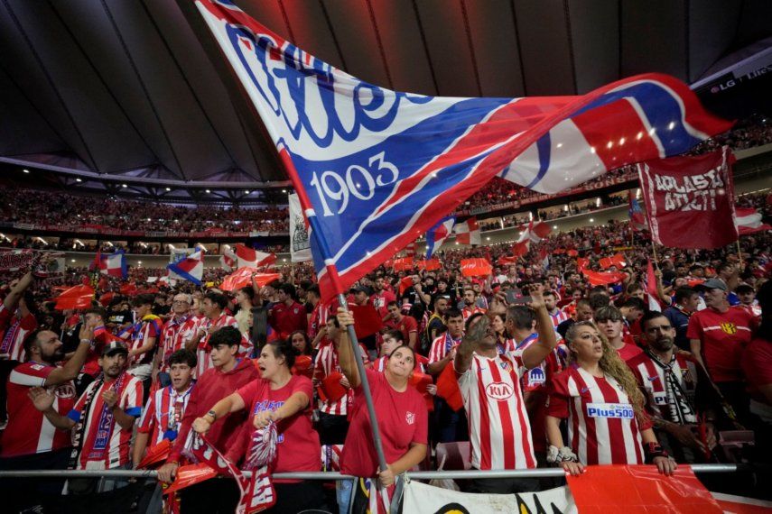 Los aficionados del Atlético animan antes del partido de fútbol de La Liga entre el Atlético de Madrid y el Real Madrid en el estadio Metropolitano de Madrid, España, el domingo 29 de septiembre de 2024.&nbsp;