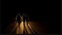 El migrante venezolano Rubi Alexander G. (L) y amigos caminan bajo temperaturas frías de noche por la carretera que une Colchane con Iquique, luego de cruzar desde Bolivia, en Huara, Chile, el 17 de febrero de 2021. Cruzando las tierras altas de la frontera entre Bolivia y Chile a pie es la parte más difícil del viaje que atraviesan los migrantes venezolanos en su camino hacia Iquique o Santiago. El migrante venezolano Rubi Alexander G. (L) y amigos caminan bajo temperaturas frías de noche por la carretera que une Colchane con Iquique, luego de cruzar desde Bolivia, en Huara, Chile, el 17 de febrero de 2021. Cruzando las tierras altas de la frontera entre Bolivia y Chile a pie es la parte más difícil del viaje que atraviesan los migrantes venezolanos en su camino hacia Iquique o Santiago.