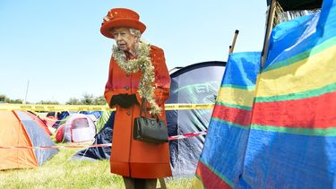 Un tablero que representa a la reina Isabel II de Gran Bretaña se ve en el campamento durante el festival de Glastonbury en el pueblo de Pilton, en Somerset, suroeste de Inglaterra, el 22 de junio de 2022.&nbsp;