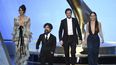 Lena Headey, Peter Dinklage, Kit Harington y Emilia Clarke, del elenco de Game of Thrones, durante la entrega de los premios Emmy 2019.