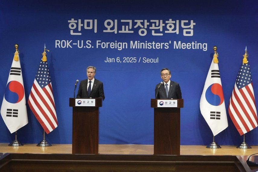 El ministro de Asuntos Exteriores de Corea del Sur, Cho Tae-yul (der.), y el secretario de Estado de Estados Unidos, Antony Blinken, asisten a una conferencia de prensa conjunta tras su reunión en el Ministerio de Asuntos Exteriores en Seúl el 6 de enero de 2025.&nbsp;