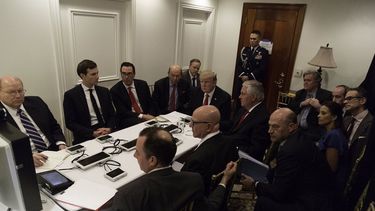 Una imagen difundida por el portavoz de la Casa Blanca, Sean Spicer, en su cuenta de Twitter, muestra al presidente Trump recibiendo informaciones del alto mando militar durante el ataque a una base aérea en Siria.