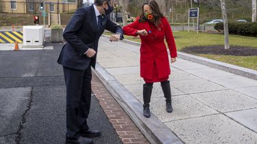 El secretario Antony Blinken a su ingreso al Departamento de Estado el 27ENE21 saludado por la diplomática Julie Chung encargada del Hemisferio Occidental.&nbsp; 