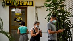 Cubanos salen de una sucursal de Western Union&nbsp; en La Habana.
