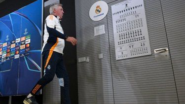 El italiano Carlo Ancelotti, director técnico del Real Madrid, abandona la sala de prensa tras una conferencia, el 18 de febrero de 2025.