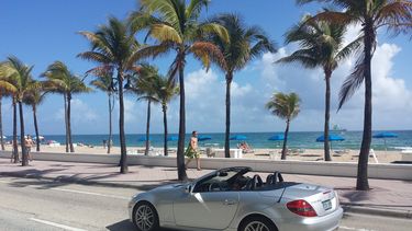 Turistas disfrutan de la playa de Miami Beach antes de la llegada de la pandemia.