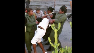 Berta Soler, presidenta de las Damas de Blanco mientras es detenida el pasado diciembre en La Habana.