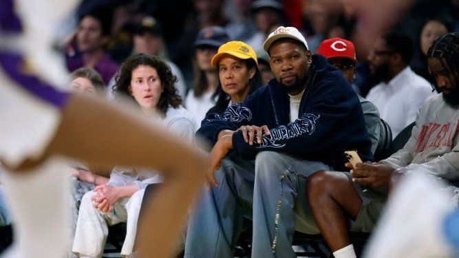 Kevin Durant observa el partido entre el Atlanta Dream y Los Angeles Sparks durante la victoria del Atlanta Dream por 88-82 en el Crypto.com Arena el 27 de mayo de 2025 en Los Ángeles, California. El alero espera cambiar de equipo y el Heat de Miami cuenta con grandes posibilidades&nbsp;
