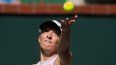 La polaca Iga Swiatek saca ante la rumana Sorana Cirstea en los cuartos de final de Indian Wells el jueves 16 de marzo del 2023.&nbsp;