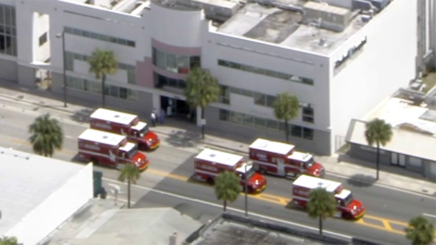 Unidades de emergencia evacuan a pacientes del Kindred Hospital en Fort Lauderdale.