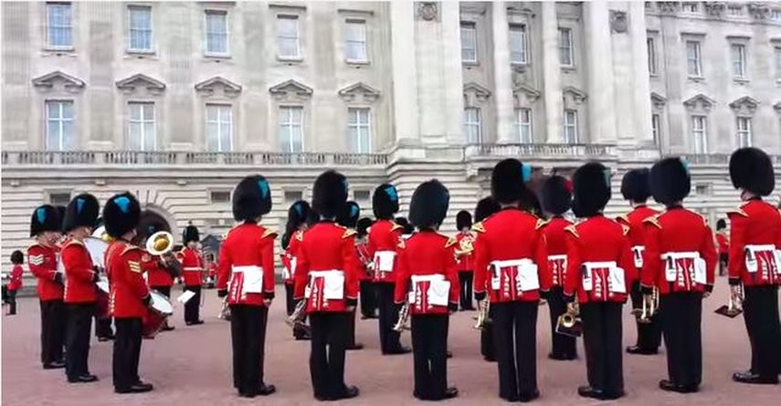 Los guardias - que siempre son serios y permanecen inmóviles durante-, son relevados de un modo muy especial, acompañados por una banda musical militar (Foto: Captura Vídeo Youtube)