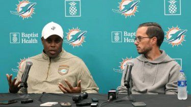 El gerente general de los Dolphins, Chris Grier (izquierda), y el entrenador Mike McDaniel responden preguntas durante una conferencia de prensa, el 16 de enero de 2023.