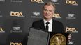 Christopher Nolan, director de la película Oppenheimer, posa con su premio DGA a la mejor película en la 76a entrega de los Premios DGA del Sindicato de Directores de Estados Unidos, el sábado 10 de febrero de 2024 en Beverly Hills, California.&nbsp;