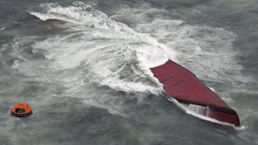 Un barco surcoreano naufraga ante la costa de la isla de Mutsure, en la prefectura de Yamaguchi, al suroeste de Japón, el 20 de marzo de 2024.&nbsp;