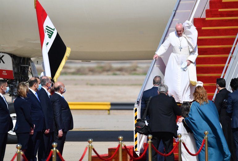 El papa Francisco llega al aeropuerto de Bagdad el 5 de marzo de 2021 en la primera visita papal a Irak.  