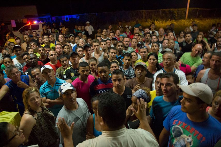 Un funcionario del gobierno de Costa Rica ofrece información a los cubanos