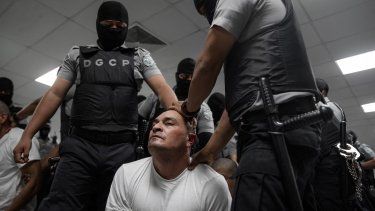 Esta fotografía, difundida el 16 de marzo de 2025 por la oficina de prensa de la Presidencia de El Salvador, muestra la llegada de presuntos miembros de la organización criminal venezolana Tren de Aragua al Centro de Reclusión del Terrorismo (CECOT) en la ciudad de Tecoluca, El Salvador.&nbsp;