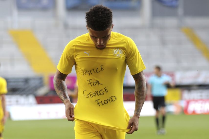Jadon Sancho, del Borussia Dortmund, muestra un mensaje de solidaridad con la campa&ntilde;a de justicia por George Floyd en el partido contra Paderborn en la Bundesliga, el domingo 31 de mayo de 2020.&nbsp;