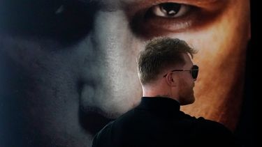 El boxeador mexicano Saúl Canelo Álvarez llega a una ceremonia promocional, el miércoles 2 de marzo de 2022 en San Diego, de cara a su pelea contra el ruso Dmitry Bivol
