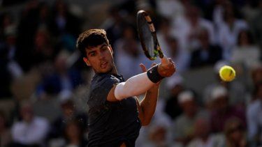 El español Carlos Alcaraz juega un tiro contra el alemán Alexander Zverev durante el partido final masculino del torneo de tenis del Abierto de Francia en el estadio Roland Garros en París, el domingo 9 de junio de 2024.&nbsp;